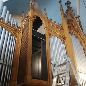 Otwarty prospekt organowy zaprasza do wnętrza. 