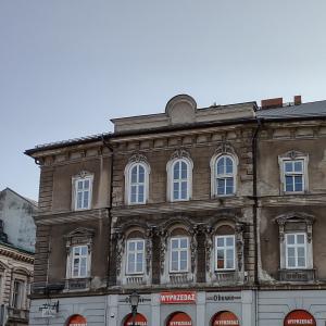 Ratuszowa 2, nowe pokrycie z blachy na rąbek - widok od strony pl. Wojska Polskiego.