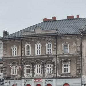 Ratuszowa 2, nowe pokrycie z blachy na rąbek - widok od strony pl. Wojska Polskiego.