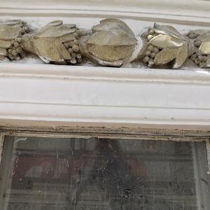 Kamienica przy ul. 3 Maja 29, czyszczenie detalu architektonicznego i sztukatorskiego.