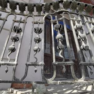 Kamienica przy ul. 3 Maja 29, czyszczenie metaloplastyki balkonu.