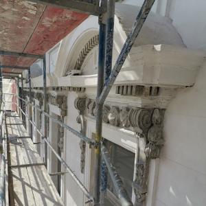 Kamienica przy ul. 3 Maja 29, czyszczenie detalu architektonicznego i sztukatorskiego.