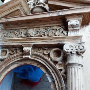 Detal dekoracyjny drzwi w trakcie czyszczenia z wtórnych warstw malarskich.