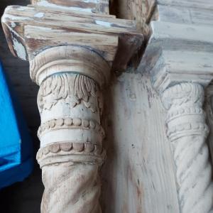 Kolumna listwy przymykowej w trakcie czyszczenia. 