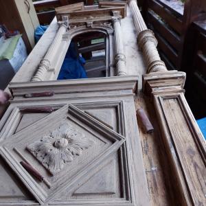 Skrzydło drzwiowe podczas renowacji. 