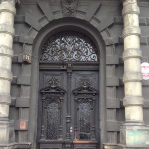 Drzwi przed renowacją.