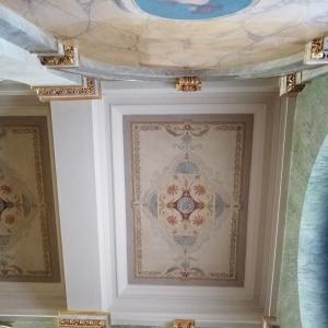 Polichromie na sklepieniach sieni po renowacji. 