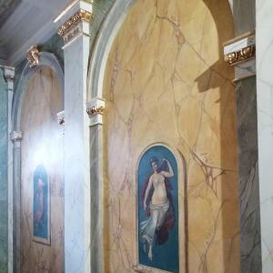 Polichromie w sieni wejściowej po renowacji. 