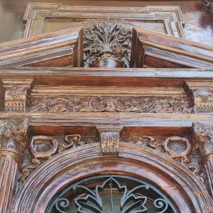 Detal dekoracyjny drzwi po renowacji. 