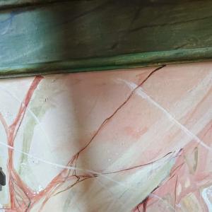 Uszkodzona marmuryzacja w sieni wejściowej.