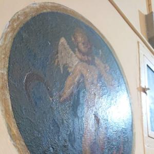 Zacieki na medalionie. 