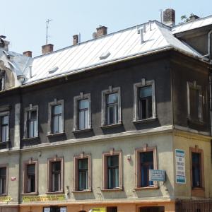 3 Maja 17 widok na budynek przed remontem.