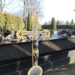 Kościół pw. św. Barbary krzyż przy drodze procesyjnej po renowacji.