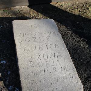 Kościół pw. św. Barbary nagrobek przy drodze procesyjnej po renowacji.