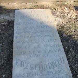 Kościół pw. św. Barbary nagrobek przy drodze procesyjnej po renowacji.