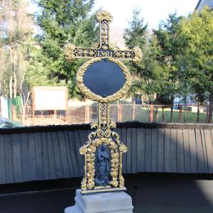 Kościół pw. św. Barbary krzyż przy drodze procesyjnej po renowacji.