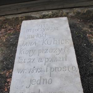 Kościół pw. św. Barbary nagrobek przy drodze procesyjnej po renowacji.