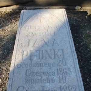 Kościół pw. św. Barbary nagrobek przy drodze procesyjnej po renowacji.