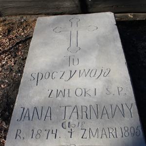 Kościół pw. św. Barbary nagrobek przy drodze procesyjnej po renowacji.