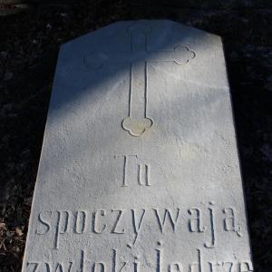 Kościół pw. św. Barbary nagrobek przy drodze procesyjnej po renowacji.