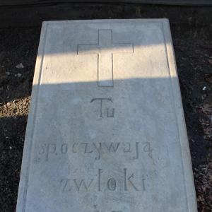 Kościół pw. św. Barbary nagrobek przy drodze procesyjnej po renowacji.