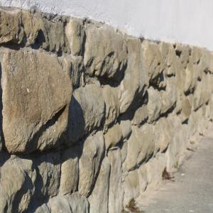 Cmentarz ewangelicki przy ul. Listopadowej/Asnyka kamienny cokół po konserwacji..