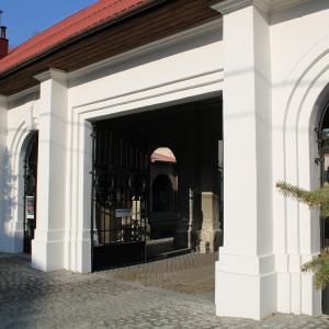 Cmentarz ewangelicki przy ul. Listopadowej/Asnyka elewacje po remoncie.