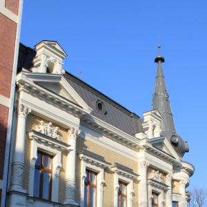 Willa przy ul. 3 Maja 13 elewacja od strony ul. Sienkiewicza po remoncie.