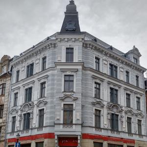 Barlickiego 4 widok na elewacje z pasem witryn przed remontem.