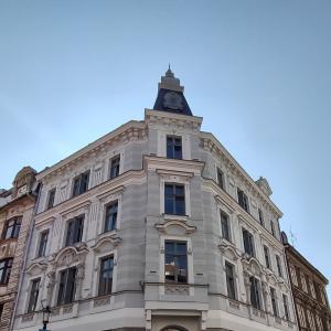 Barlickiego 4 widok elewacji z pasem witryn oraz kamienną okładziną w parterze po konserwacji. 