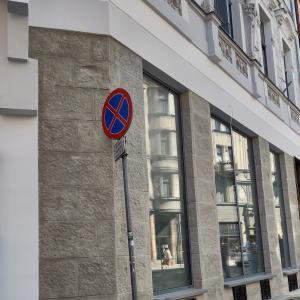 Barlickiego 4 widok elewacji z pasem witryn oraz kamienną okładziną w parterze po konserwacji. 