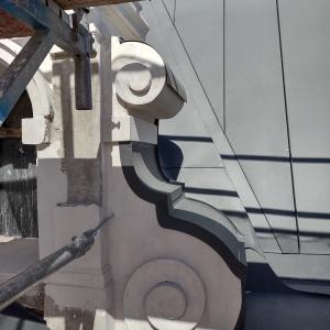 Willa przy ul. 3 Maja 13 wykonywanie obróbek blacharskich na detalu.