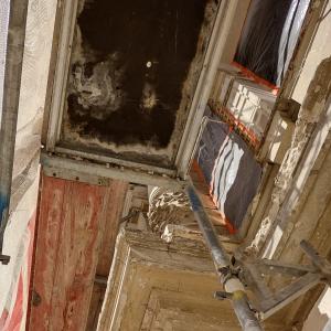 Willa przy ul. 3 Maja 13 detal elewacji z wysokim stopniem destrukcji.