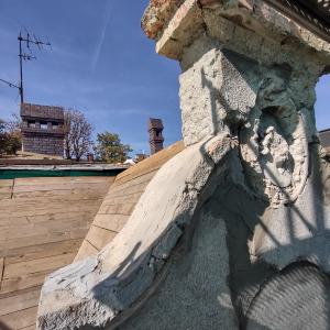 3 Maja 17 stan degradacji substancji zabytkowej, detalu sztukatorskiego.