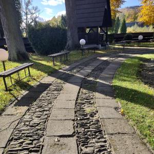 Kościół pw. św. Barbary widok drogi procesyjnej przed remontem.