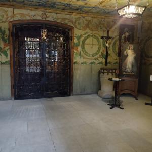 Kościół pw. św. Barbary wymiana posadzki betonowej w kruchcie na nową z piaskowca.