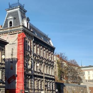 Zamkowa 8 widok po remoncie dachu, widoczne pokrycie kamiennym łupkiem..