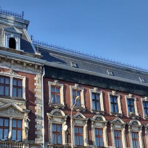 Zamkowa 8 widok po remoncie dachu, widoczne pokrycie kamiennym łupkiem.