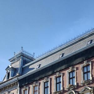 Zamkowa 8 widok po remoncie dachu, widoczne pokrycie kamiennym łupkiem.