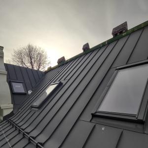 3 Maja 17 nowe pokrycie dachu z blachy na rąbek stojący.