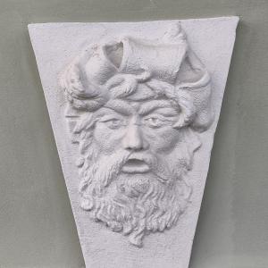 3 Maja 17  wypracowany detal sztukatorski zwornik z płaskorzeźbą.