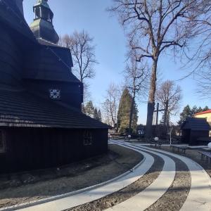 Kościół pw. św. Barbary widok drogi procesyjnej po remoncie.