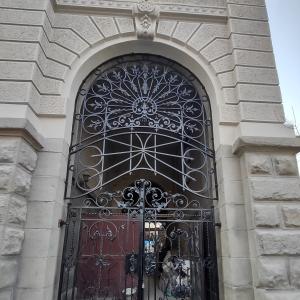 Willa przy ul. 3 Maja 13 metaloplastyka bramy przejazdowej po konserwacji.