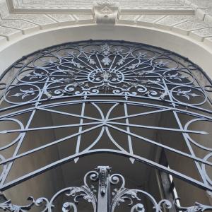 Willa przy ul. 3 Maja 13 detal metaloplastyki bramy przejazdowej po konserwacji.