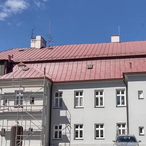 Plebania ewangelicko-augsburska widok na elewację tylną podczas remontu.