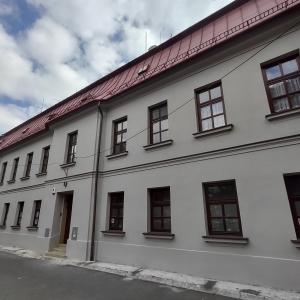 Plebania ewangelicko-augsburska widok elewacji frontowej po remoncie.