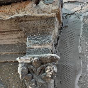 3 Maja 17 stan degradacji detalu sztukatorskiego.