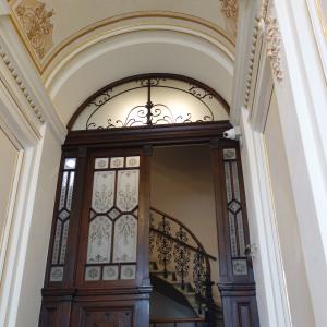 Zamkowa 8 drzwi prowadzące z sieni do klatki schodowej po remoncie i konserwacji. 