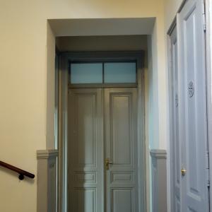 Zamkowa 8 drzwi prowadzące do mieszkania i fragment wzorzystej posadzki po remoncie i konserwacji. 