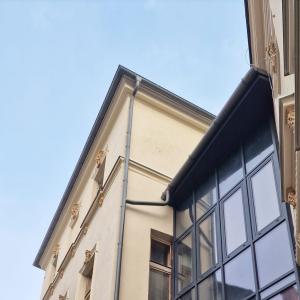 Zamkowa 8 elewacja oraz przeszklony ganek od strony ul. Schodowej po remoncie. 